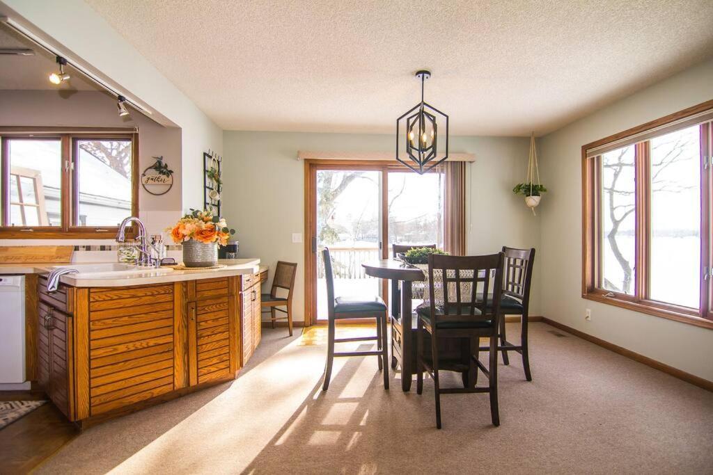 Lake House- Four Bedroom Retreat, King Bed, Beautiful Sunset! ブルックリン・センター エクステリア 写真