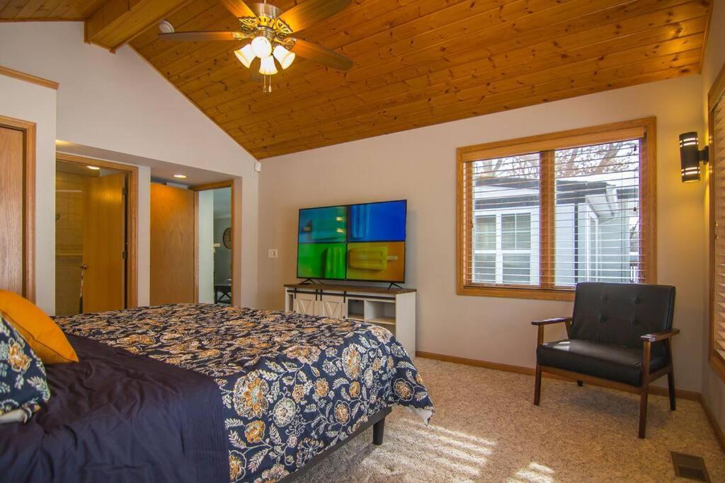 Lake House- Four Bedroom Retreat, King Bed, Beautiful Sunset! ブルックリン・センター エクステリア 写真