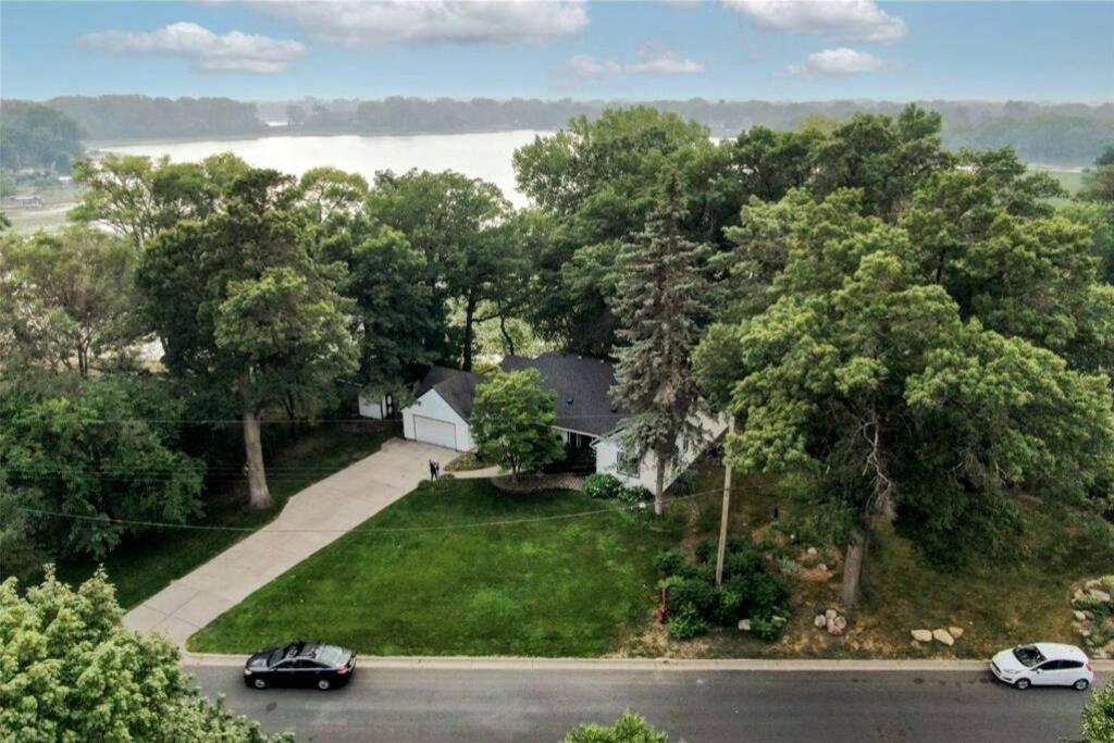 Lake House- Four Bedroom Retreat, King Bed, Beautiful Sunset! ブルックリン・センター エクステリア 写真
