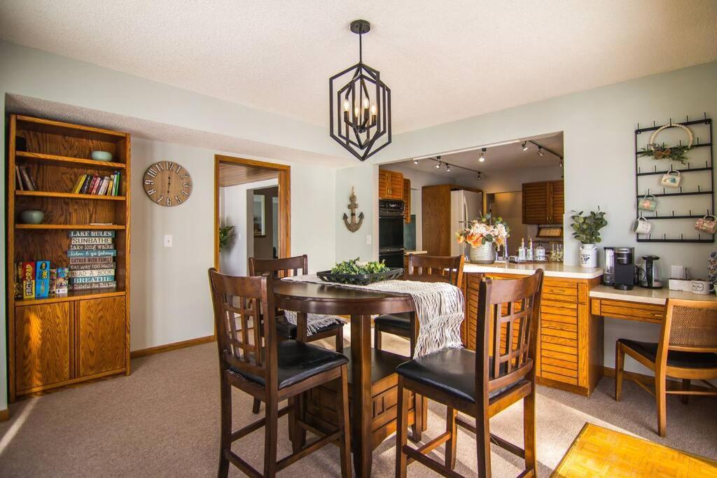Lake House- Four Bedroom Retreat, King Bed, Beautiful Sunset! ブルックリン・センター エクステリア 写真