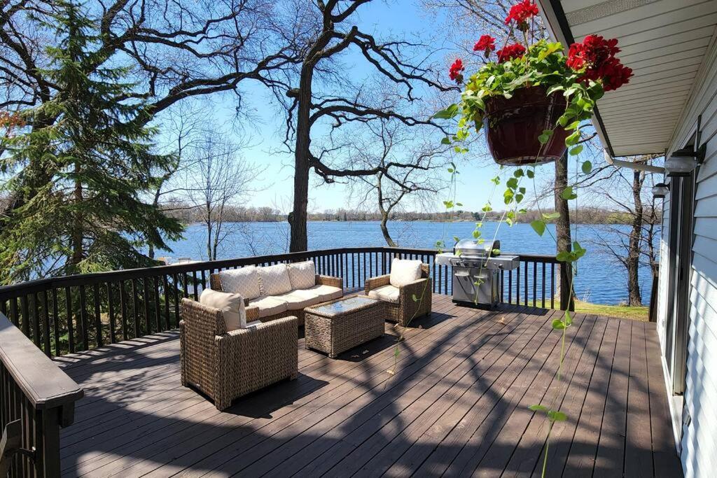 Lake House- Four Bedroom Retreat, King Bed, Beautiful Sunset! ブルックリン・センター エクステリア 写真