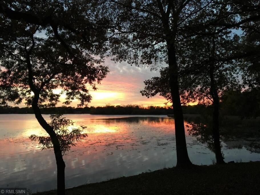 Lake House- Four Bedroom Retreat, King Bed, Beautiful Sunset! ブルックリン・センター エクステリア 写真