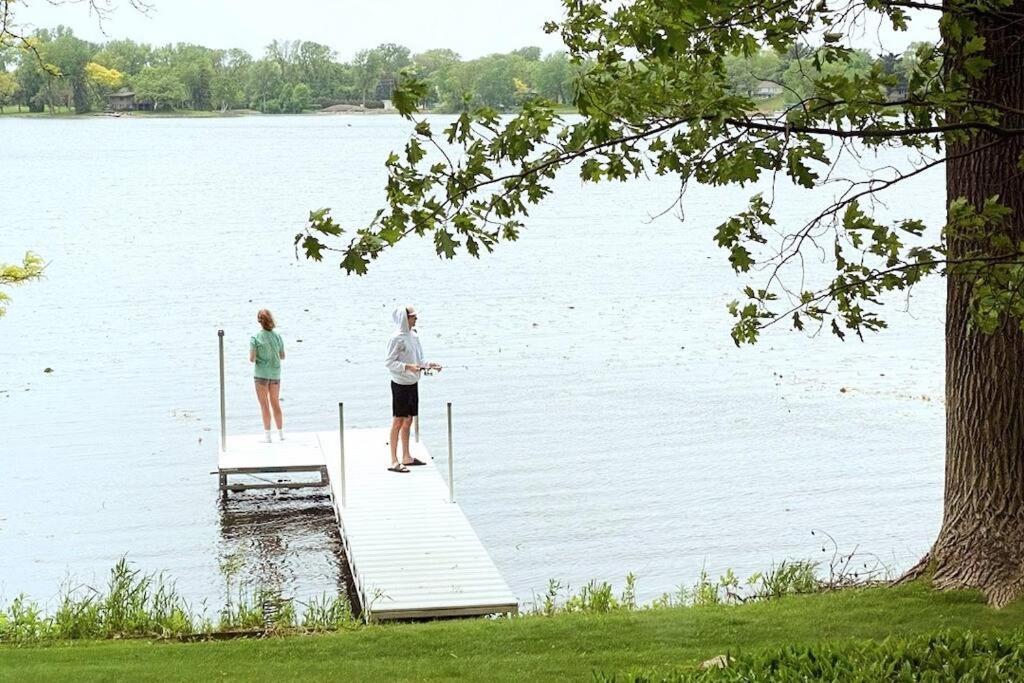 Lake House- Four Bedroom Retreat, King Bed, Beautiful Sunset! ブルックリン・センター エクステリア 写真