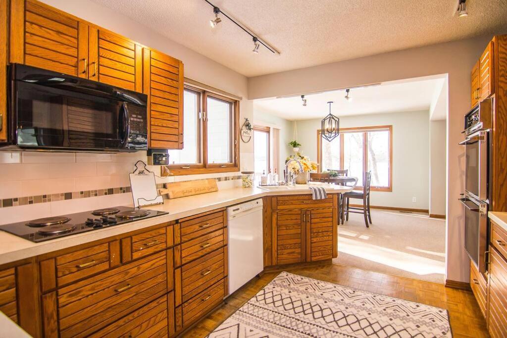 Lake House- Four Bedroom Retreat, King Bed, Beautiful Sunset! ブルックリン・センター エクステリア 写真