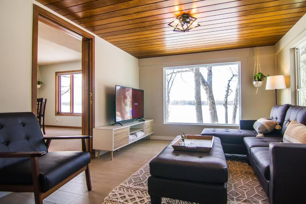 Lake House- Four Bedroom Retreat, King Bed, Beautiful Sunset! ブルックリン・センター エクステリア 写真